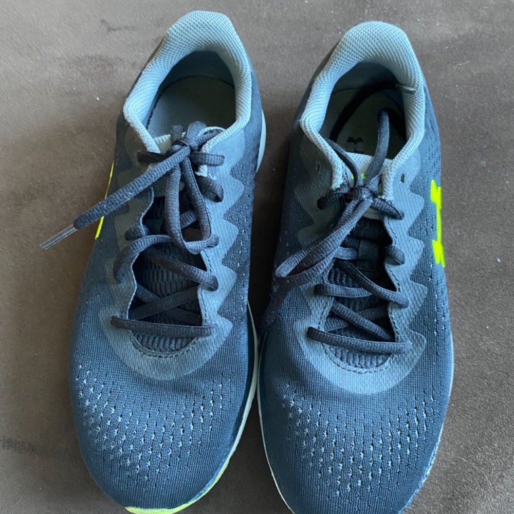 Under Armor Shoes   7.5 - Picture 4 of 6